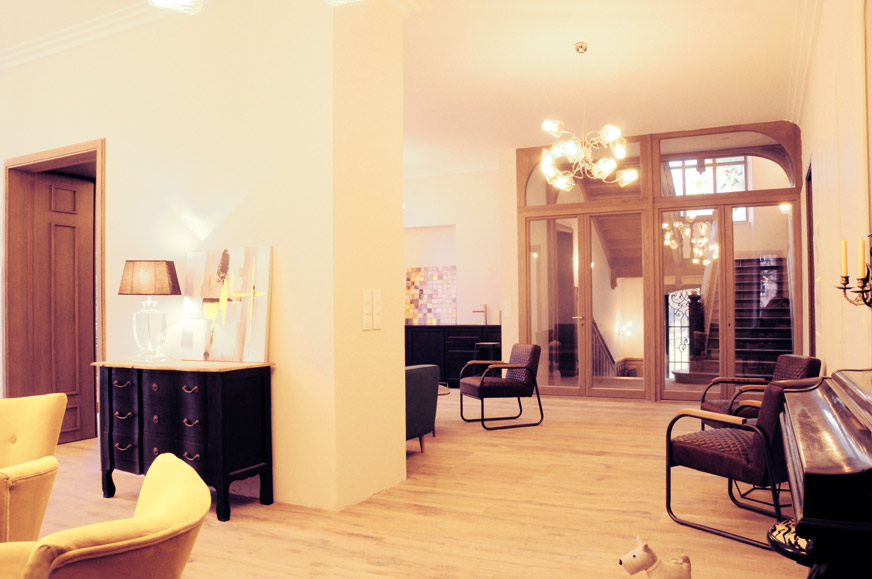 Photo: SSalon avec espace bar