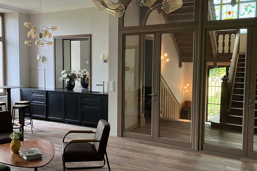 Photo: SSalon avec espace bar